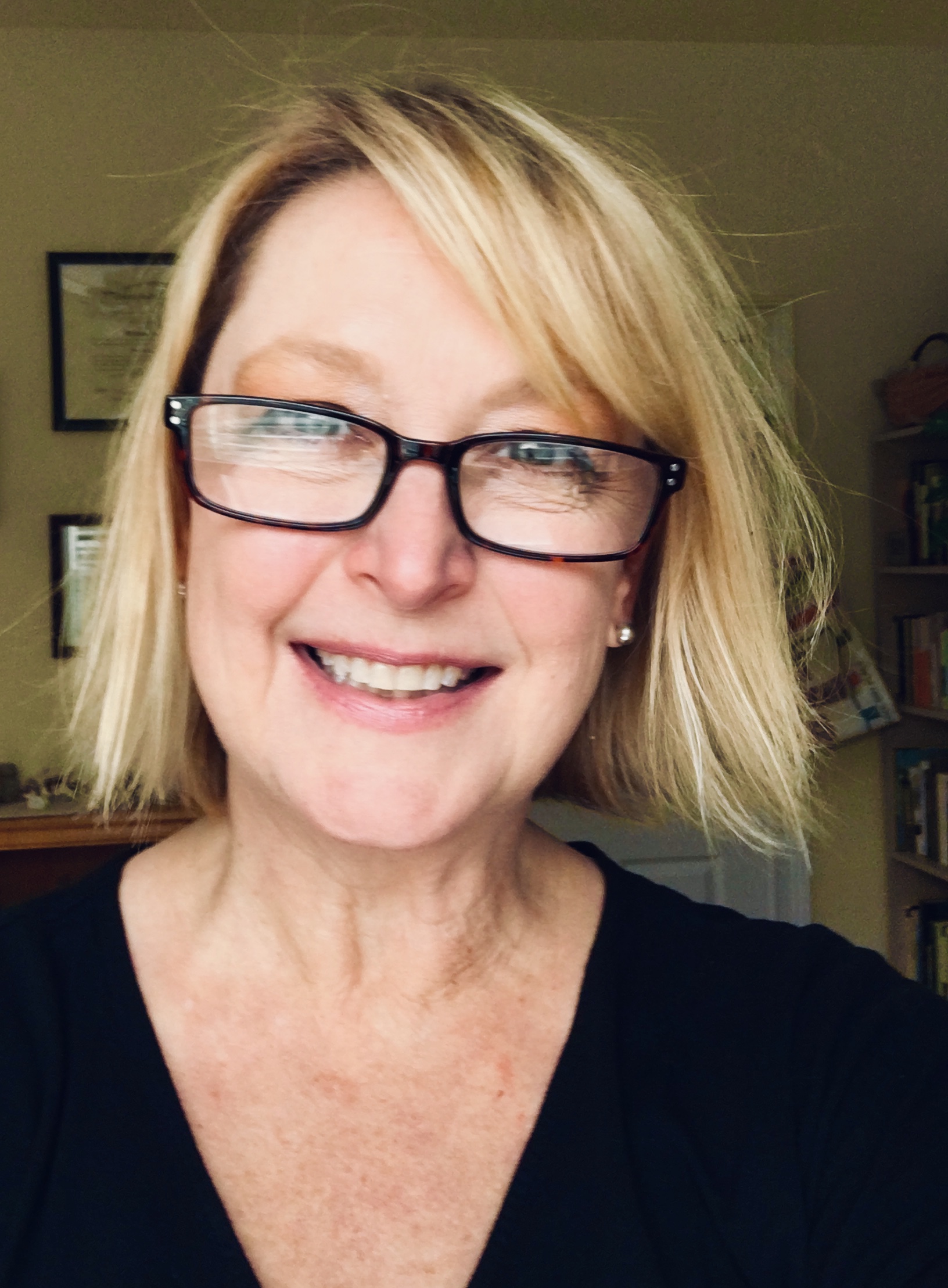 Elizabeth Davis Headshot Image